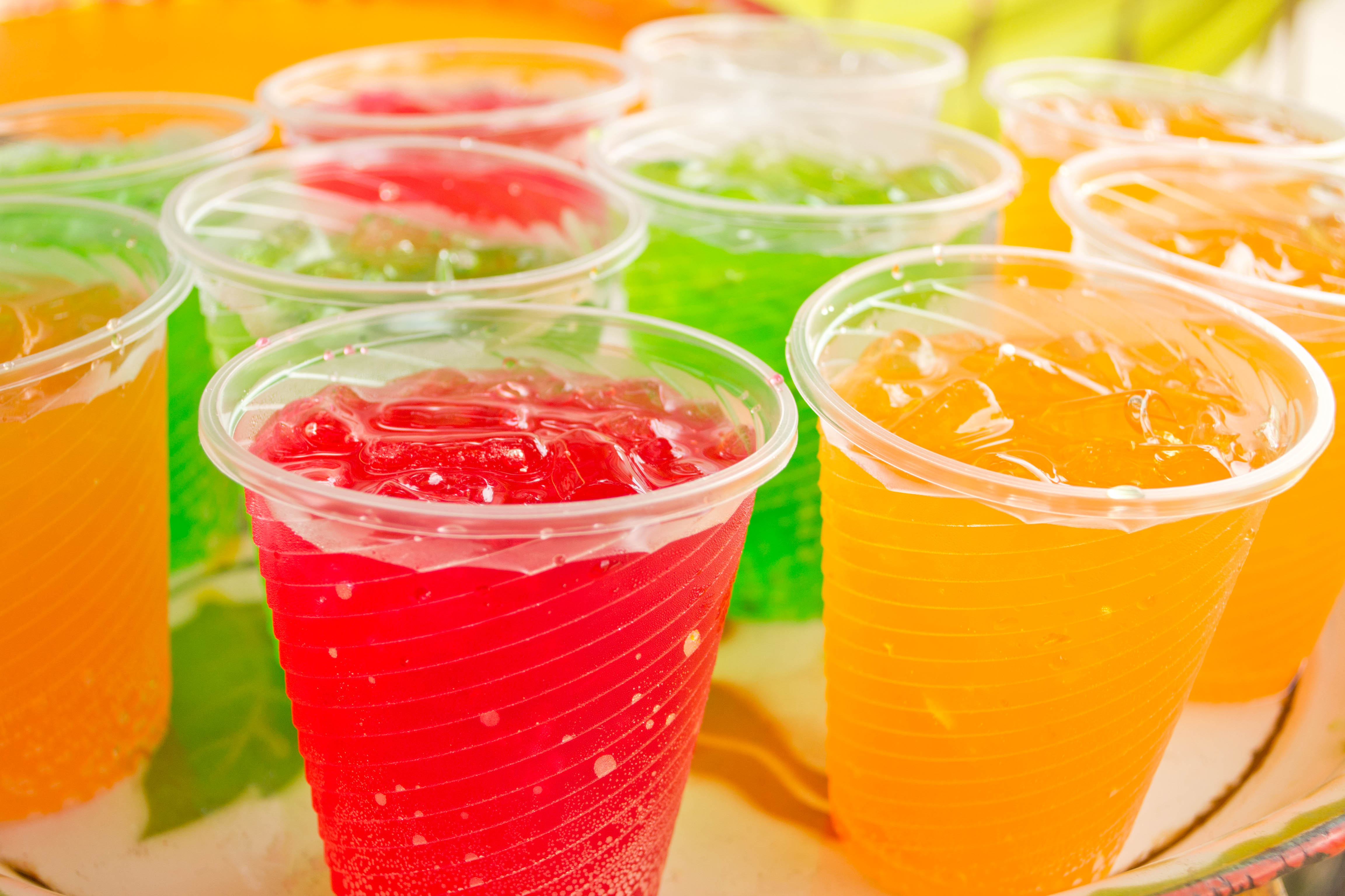Напитки для детей. Напитки с красителями. Лимонад в стаканчике. Красители в соках. Красители в газированных напитках.