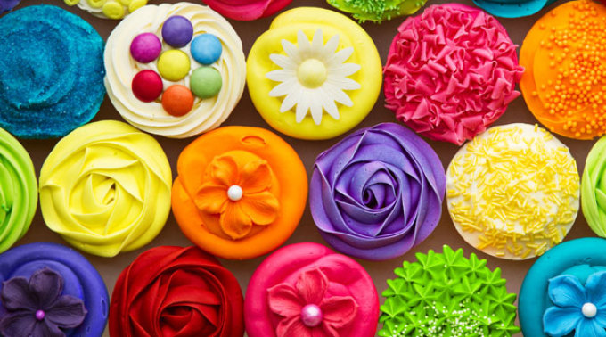 Пирожные с мастикой разных цветов с пищевым красителем