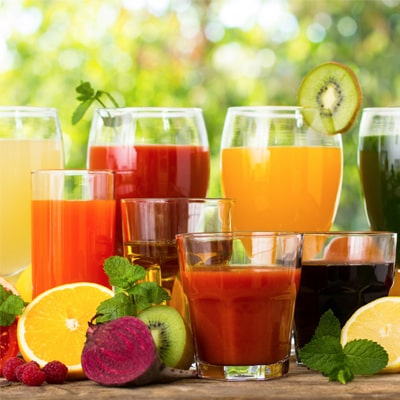 разноцветные фруктовые соки в стеклянных стаканах